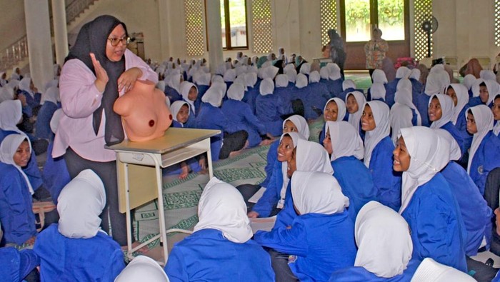 Para santri mendengarkan pemaparan sosialisasi upaya pemeriksaan untuk mendeteksi dini kanker payudara Pondok Pesantren Yayasan Al Ashriyyah Nurul Iman Islamic Boarding School, Bogor, Jawa Barat.