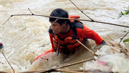 Tim SAR Lombok Timur mencari balita hanyut,  Senin (10/02/2025). , foto : ( Dok. Tim SAR )