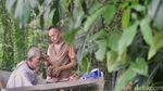 Sejuk, Asyik, Potong Rambut di Bawah Pohon