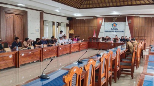 Sejumlah warga Desa Sepang Kelod, Kecamatan Busungbiu, mendatangi Kantor DPRD Buleleng, Senin (10/2/2025) untuk mengadu karena wilayahnya diklaim desa lain.