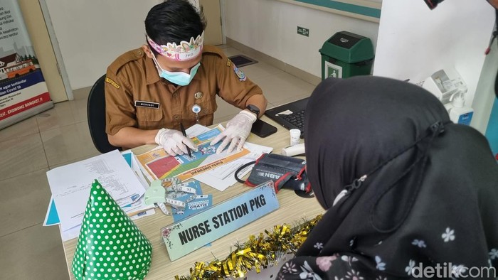 Sejumlah warga mengaku kesulitan mendaftar (log in) sebagai pasien menggunakan aplikasi SATUSEHAT. Meski begitu mereka tetap dilayani daftar secara manual. (Taufiq S/detikcom)