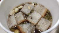 Kembang Tahu Naomi juga menyediakan menu sekoteng yang hangat. Seporsinya dibanderol Rp 12.000 dengan isian roti tawar, kacang hijau, kacang tanah, dan ronde kecil. Harganya dibanderol Rp 12.000 per porsi. Foto: Google Review
