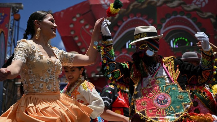 Semarak Tarian Pepino Membuka Musim Karnaval di Bolivia A man dressed as