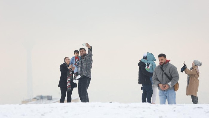 Iranians walk in snow, on a street in Tehran, Iran, February 9, 2025. Majid Asgaripour/WANA (West Asia News Agency) via REUTERS ATTENTION EDITORS - THIS PICTURE WAS PROVIDED BY A THIRD PARTY