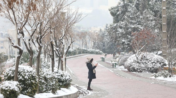 Iranians walk in snow, on a street in Tehran, Iran, February 9, 2025. Majid Asgaripour/WANA (West Asia News Agency) via REUTERS ATTENTION EDITORS - THIS PICTURE WAS PROVIDED BY A THIRD PARTY