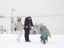 Semringah Warga Teheran Menikmati Hujan Salju