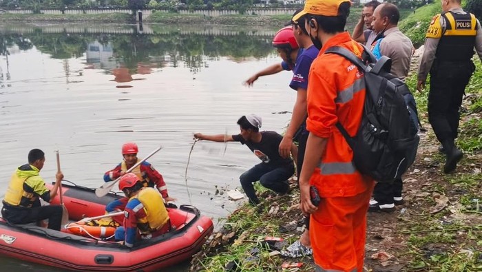 Seorang wanita berinisial MS alias I (20) nekat menceburkan diri ke Waduk Pluit, Penjaringan, Jakarta Utara (Jakut). Petugas gabungan mengevakuasi wanita muda tersebut. (dok Polsek Penjaringan)