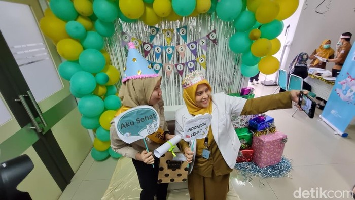Seorang warga Ciater, Tangerang Selatan, Poppy (30), mengaku terbantu program ini. Poppy mengaku awalnya sempat cemas. (Taufiq S/detikcom)