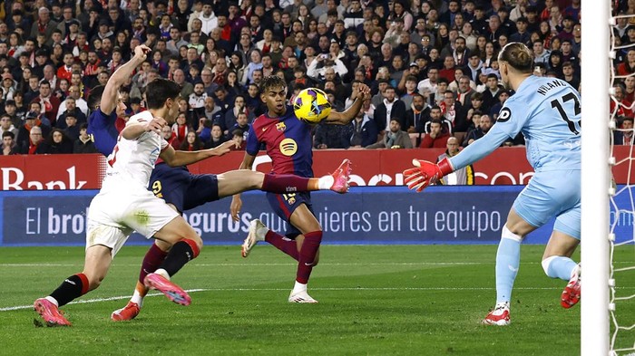 Soccer Football - LaLiga - Sevilla v FC Barcelona - Ramon Sanchez Pizjuan, Seville, Spain - February 9, 2025  FC Barcelonas Robert Lewandowski scores their first goal REUTERS/Marcelo Del Pozo
