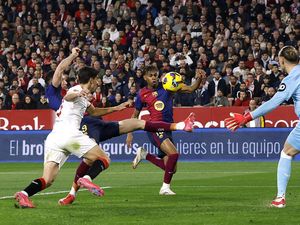 Barcelona Libas Sevilla 4-1 meski Bermain dengan 10 Pemain