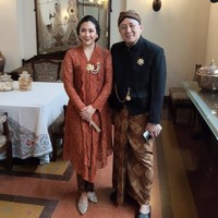 Sherina tampil dengan kebaya panjang berwarna terakota dipadukan dengan kain lilit batik coklat. Melengkapi penampilannya, wanita 34 tahun itu juga mengenakan sepasang sandal selop warna silver dan beberapa aksesori pendukung, salah satunya bros keemasan yang dikenakan pada bagian dadanya. Foto: Instagram/@triawanmunaf