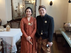 7 Pesona Sherina Munaf Berkebaya Terakota, Cantik nan Anggun Bersanggul