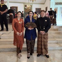 Sherina dan ayahnya juga berpose bersama para tamu undangan lain yang hadir. Pesona Sherina kala tampil berkebaya dan bersanggul tak kalah curi atensi dan bikin terpana. Foto: Instagram/@triawanmunaf
