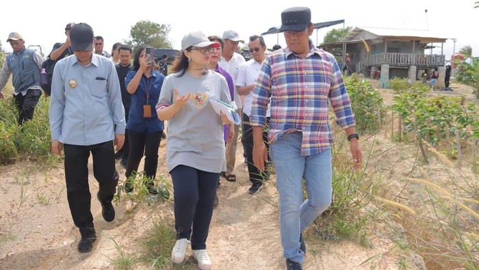 Stella Christie meninjau lokasi pembangunan SMA Unggulan Garuda.