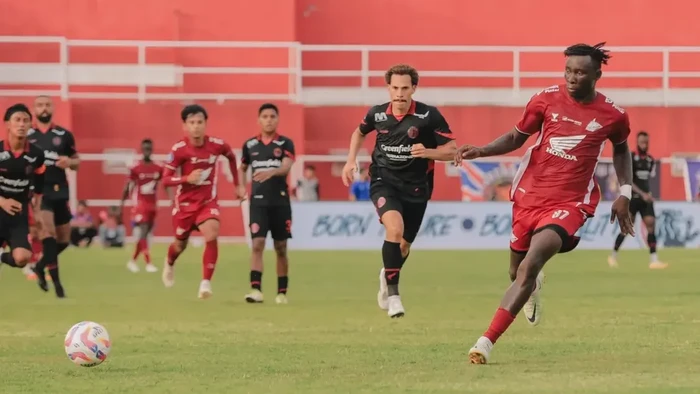 Striker PSM Makassar Balotelli dikartu merah saat melawan Arema FC dalam laga Liga 1 2024/2025 di Stadion Gelora Soepriadi.