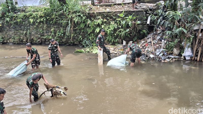 Sungai Cidepit di Bogor dibersihkan, 10 Februari 2025. (M Sholihin/detikcom)