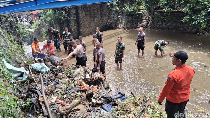 Sungai Cidepit di Bogor dibersihkan, 10 Februari 2025. (M Sholihin/detikcom)