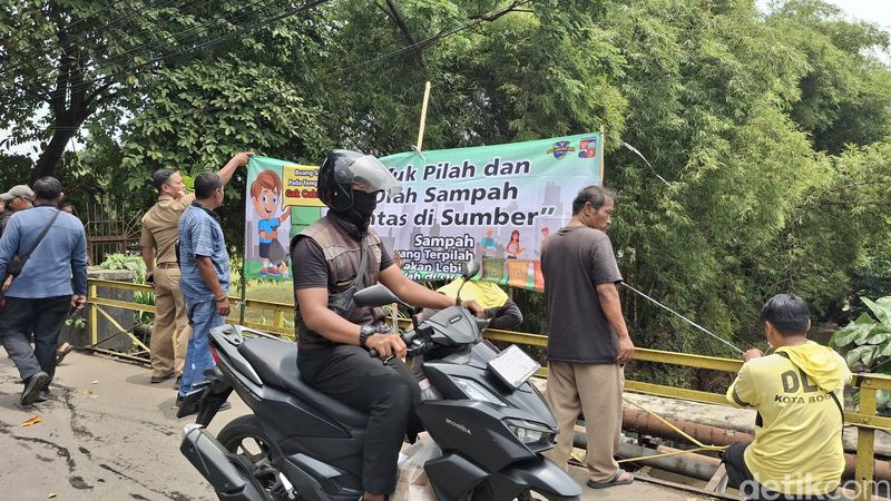 Sungai Cidepit di Bogor dibersihkan, 10 Februari 2025. (M Sholihin/detikcom)