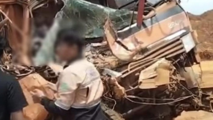 Tabrakan maut 2 truk di kawasan pertambangan PT Adhi Kartiko Pratama (AKP), Konawe Utara.