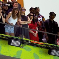 Taylor Swift tertangkap kamera bersandar pada pagar area VIP dengan mulut terbuka lebar karena terkejut ketika Eagles memimpin 24-0 atas Chiefs di kuarter kedua. Foto: Dok. AP Photo, AFP Photo