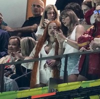 Pemenang Grammy itu terlihat berbisik kepada teman-temannya, dengan cemas menggaruk kepalanya, dan menatap lurus dengan ekspresi datar saat menyaksikan pertandingan Super Bowl 2025 tersebut. Foto: Dok. AP Photo, AFP Photo