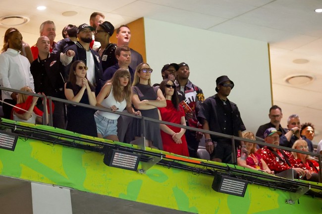 Sebelumnya Taylor Swift ikut merayakan kemenangan Kansas City Chiefs pada pertandingan AFC Championship Game di Kansas City, Amerika Serikat, 26 Januari 2025. Dia tampil dengan busana serba Louis Vuitton mulai dari cardigan, topi hingga sarung tangan. Foto: Dok. AP Photo, AFP Photo