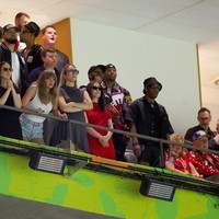 Sebelumnya Taylor Swift ikut merayakan kemenangan Kansas City Chiefs pada pertandingan AFC Championship Game di Kansas City, Amerika Serikat, 26 Januari 2025. Dia tampil dengan busana serba Louis Vuitton mulai dari cardigan, topi hingga sarung tangan. Foto: Dok. AP Photo, AFP Photo