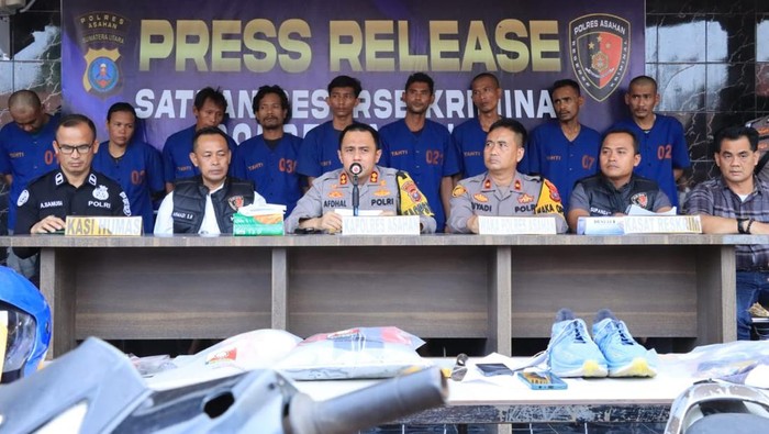 Teks foto: Kapolres Asahan AKBP Afdhal sat merilis beberapa kasus pencurian di Asahan. (Dok. Polres Asahan)