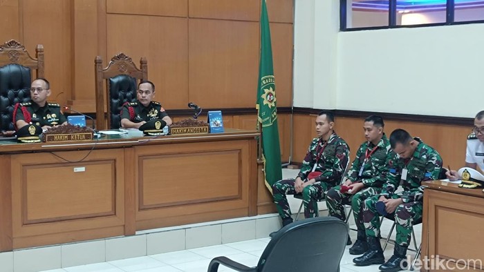 Tiga oknum TNI AL didakwa atas penggelapan mobil yang berujung penembakan bos rental.