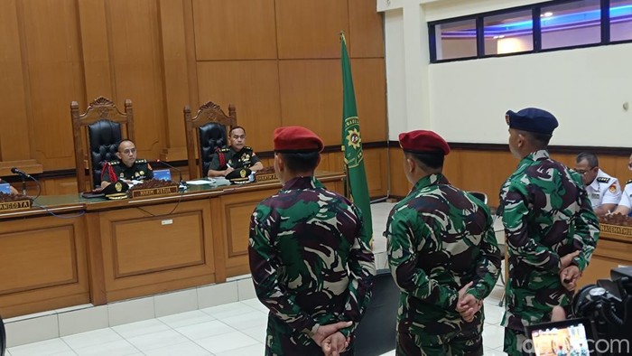 Tiga oknum TNI AL menjalani sidang dakwaan kasus penembakan bos rental mobil di rest area Jakarta-Merak. Dua pelaku didakwa pasal pembunuhan berencana. (Rizky AM/detikcom)