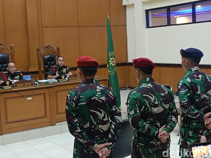 Tiga oknum TNI AL menjalani sidang dakwaan kasus penembakan bos rental mobil di rest area Jakarta-Merak. Dua pelaku didakwa pasal pembunuhan berencana. (Rizky AM/detikcom)