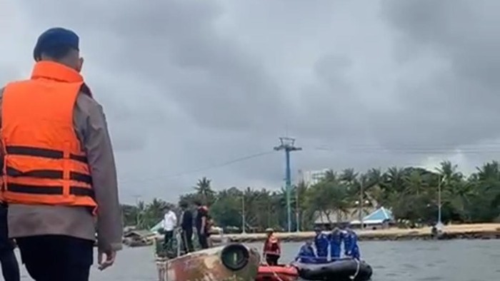 Tim SAR gabungan bersiap mengevakuasi kapal yang terbakar di Dermaga Marina Ancol, Jakarta Utara, Senin (10/2/2025).