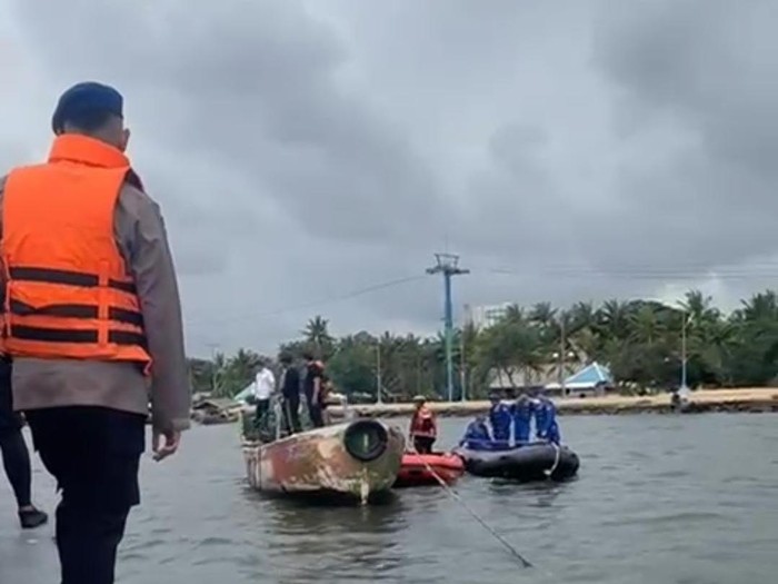 Tim SAR gabungan bersiap mengevakuasi kapal yang terbakar di Dermaga Marina Ancol, Jakarta Utara, Senin (10/2/2025).