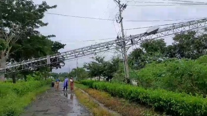 Tower milik Indosat di Kecamatan Boleng, Manggarai Barat, NTT, roboh tertimpa pohon yang diterjang angin.(Istimewa)