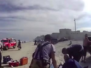 Lagi Berjemur di Pantai, Kepala Turis Ini Dilindas Pikap