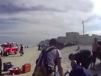 Lagi Berjemur di Pantai, Kepala Turis Ini Dilindas Pikap