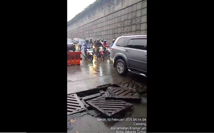 Tutup gorong-gorong di Underpass Halim Baru Jaktim, 10 Februari 2025 pagi. (Dok TMC Polda Metro Jaya)