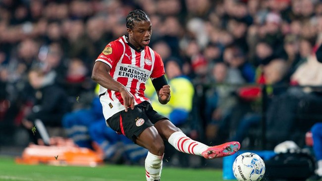 EINDHOVEN, NETHERLANDS - FEBRUARY 8: Tyrell Malacia of PSV passes the ball during the Dutch Eredivisie match between PSV and Willem II at Philips Stadion on February 8, 2025 in Eindhoven, Netherlands. (Photo by Joris Verwijst/BSR Agency/Getty Images)