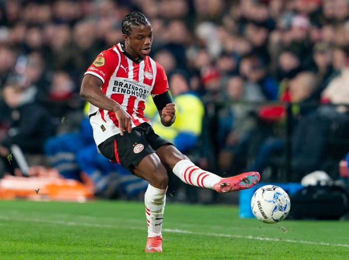 EINDHOVEN, NETHERLANDS - FEBRUARY 8: Tyrell Malacia of PSV passes the ball during the Dutch Eredivisie match between PSV and Willem II at Philips Stadion on February 8, 2025 in Eindhoven, Netherlands. (Photo by Joris Verwijst/BSR Agency/Getty Images)