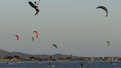 Uji Adrenalin Berselancar Layang di Kolombia