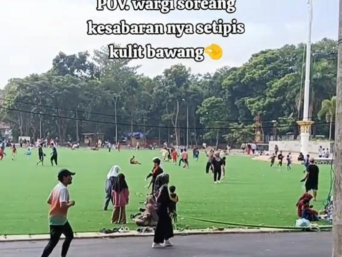 Video viral warga Bandung beraktivitas di Lapangan Upakarti yang masih dalam prose pembangunan.