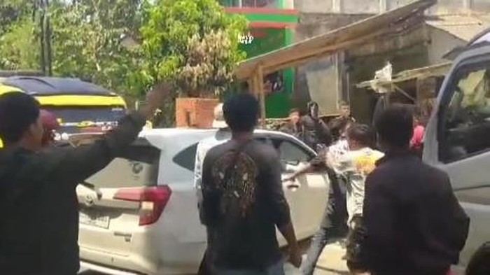 Viral aksi pengadangan sopir travel gelap oleh sopir elf di Kecamatan Sindangbarang, Kabupaten Cianjur.