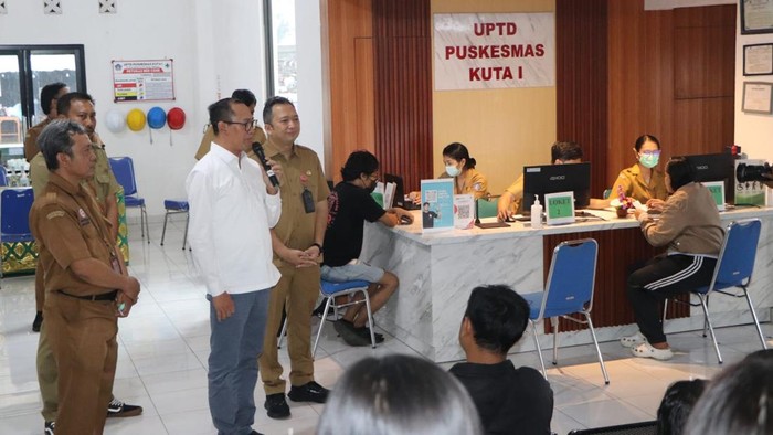 Wabup Badung, I Ketut Suiasa, mengecek pelaksanaan program Cek Kesehatan Gratis (CKG) di Puskesmas Kuta I, Senin (10/2/2025). (Dok. Pemkab Badung)