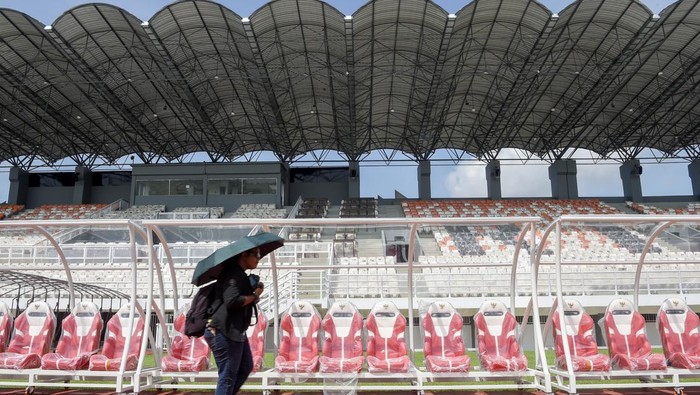 Foto udara Stadion Segiri di Samarinda, Kalimantan Timur, Senin (10/2/2025). Renovasi stadion dengan fasilitas berstandar internasional yang menelan anggaran APBN sebesar Rp74,58 miliar itu telah selesai pengerjaannya dan selanjutnya akan dikelola oleh Pemerintah Kota Samarinda yang kemudian siap digunakan oleh klub sepak bola Borneo FC Samarinda. ANTARA FOTO/M Risyal Hidayat/tom.