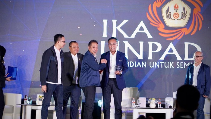 Wakil Menteri Koperasi Ferry Juliantono saat pelantikan pengurus pusat IKA Unpad.