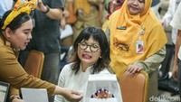 Pantauan detikcom, Wamen Stella tiba pukul 09.30 WIB. Ia lantas mengikuti prosedur cek kesehatan gratis.  