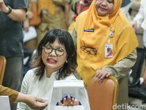Wamen Stella Ikut Terima Kado Ulang Tahun Cek Kesehatan Gratis