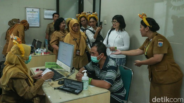 Wakil Menteri Pendidikan Tinggi Sains dan Teknologi Stella Christie saat mengikuti pemeriksaan kesehatan gratis di Puskesmas Cakung, Jakarta, Senin (10/2/2025).