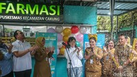 Setelah melakukan press conference Wamen Stella mendapatkan kejutan perayaan ulang tahun oleh para pegawai Puskesmas Cakung.  