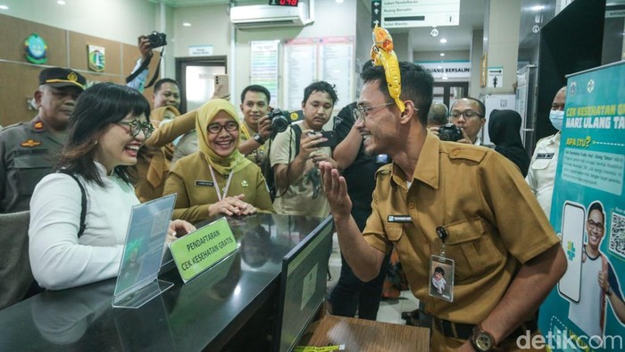 Wakil Menteri Pendidikan Tinggi Sains dan Teknologi Stella Christie saat mengikuti pemeriksaan kesehatan gratis di Puskesmas Cakung, Jakarta, Senin (10/2/2025).